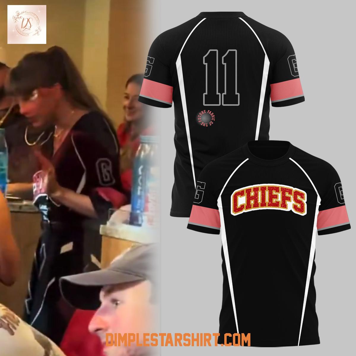Taylor Swift In Kansas City Chiefs Hoodie Shirt Taylor Swift In Kansas City Chiefs Hoodie Shirt